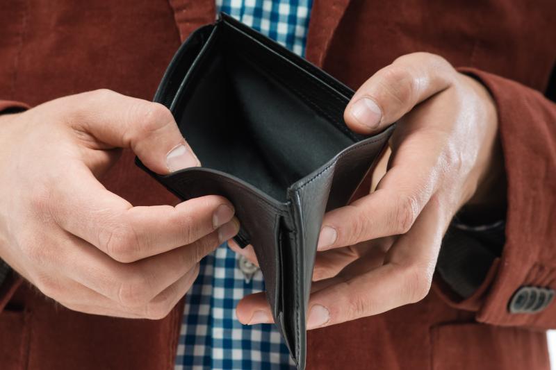 SALARII scăzute pentru sute de mii de români și creșteri de prețuri în lant de la 1 septembrie. Se cere suspendarea tichetelor de masă