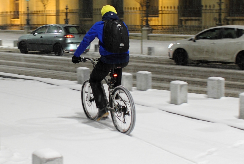Un tânăr mergea cu bicicleta pe trotuar, când a fost oprit de polițiști