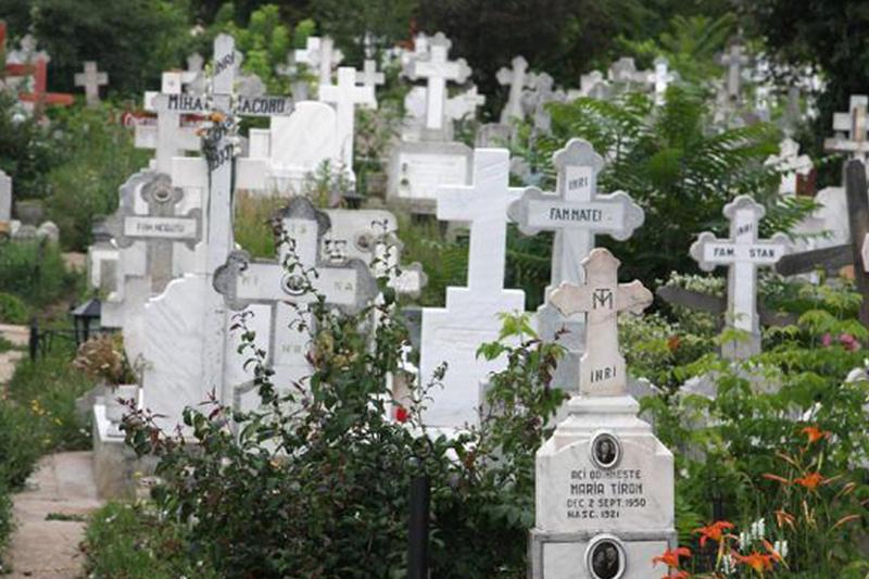 Un muncitor a murit într-un cimitir din Hunedoara, după ce utilajul pe care lucra s-a răsturnat peste el
