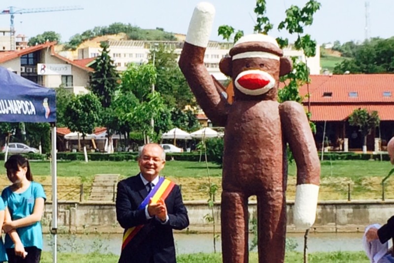 Emil Boc a inaugurat o maimuță pe nume Nelson, la Cluj