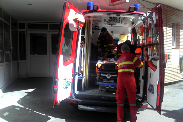 Ghinion teribil pentru un bărbat de 74 de ani. A ajuns de două ori la spital după ce a suferit două accidente rutiere în aceeași zi