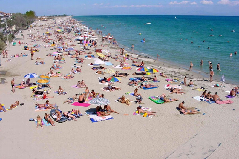 Stațiunea din Grecia unde temperaturile nu trec de 30 de grade ziua, iar noaptea e „FRIG ca în Siberia”. De 30 de ani e preferata românilor
