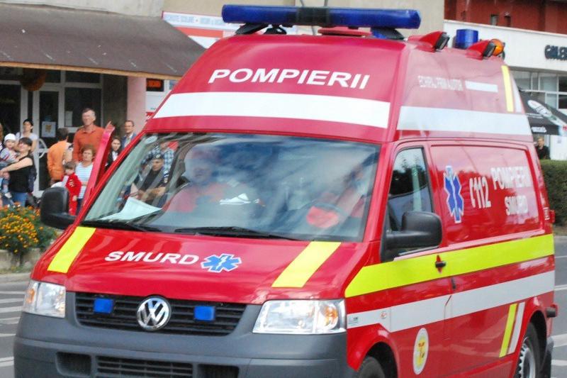 O copilă de 13 ani a ajuns la urgențe după ce a încercat să fugă noaptea de acasă sărind de la etajul doi al unui bloc din Turda