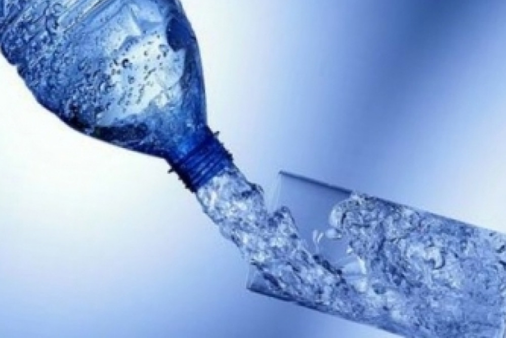 Patronii restaurantelor sunt obligați să servească apă gratuit clienților, din 15 aprilie 2024: „Va fi ca în lumea civilizată” vs „Lumea va profita”