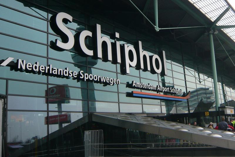 Tragedie pe aeroportul din Amsterdam: O persoană a MURIT după ce a fost aspirată de motorul unui avion în funcţiune