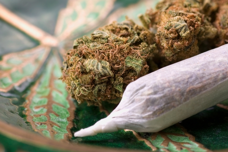 Dosar penal după o petrecere „high” în Vâlcea: 16 oameni au ajuns la spital după ce au consumat prăjituri cu marijuana