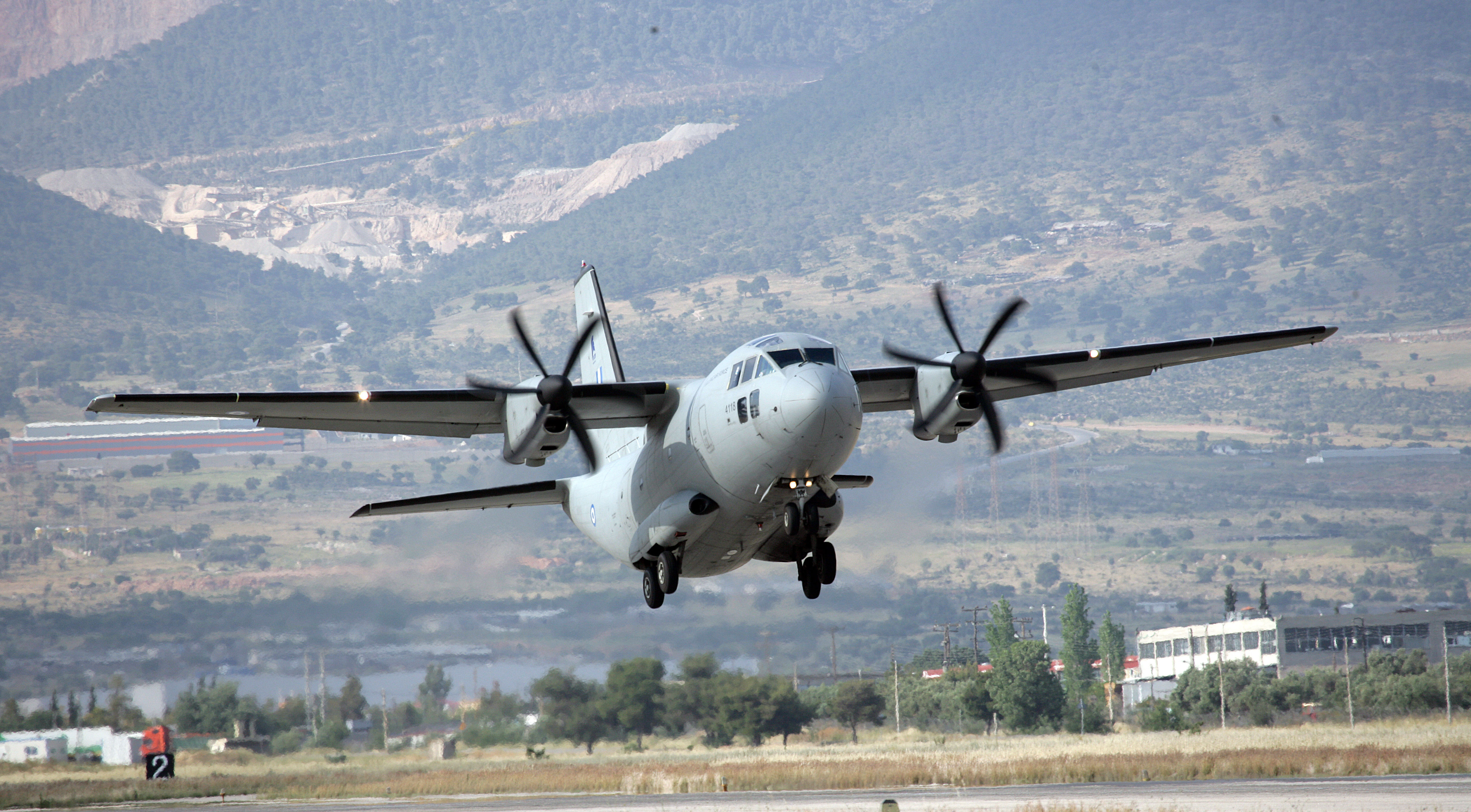 România a cumpărat 100.000 de ace și aproape 250.000 de seringi, pentru campania de vaccinare anti-Covid. Materialele sanitare au fost aduse cu un avion militar din Qatar