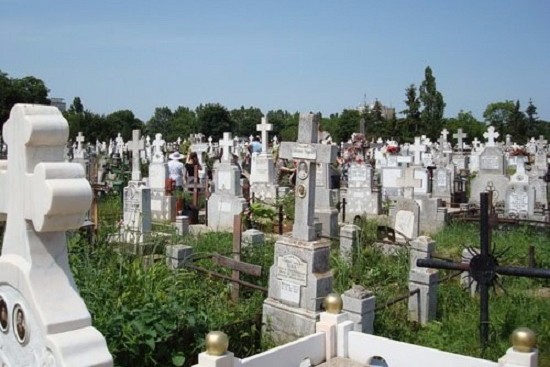 Cimitirele, nevoite să facă angajări din cauza numărului în creștere de decese. Directorul ADP Oradea: Odată cu valul patru al pandemiei am ajuns la 11 – 12 înmormântări pe zi