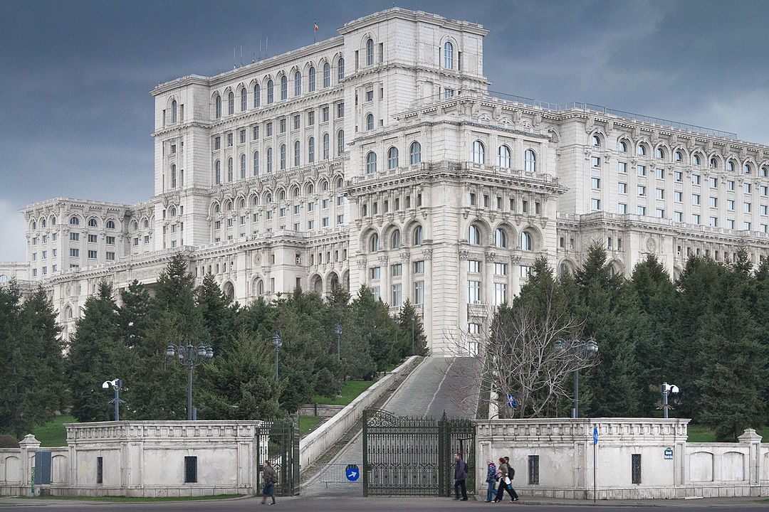 Un bărbat a fost prins după ce a intrat, pe geam, în Palatul Parlamentului