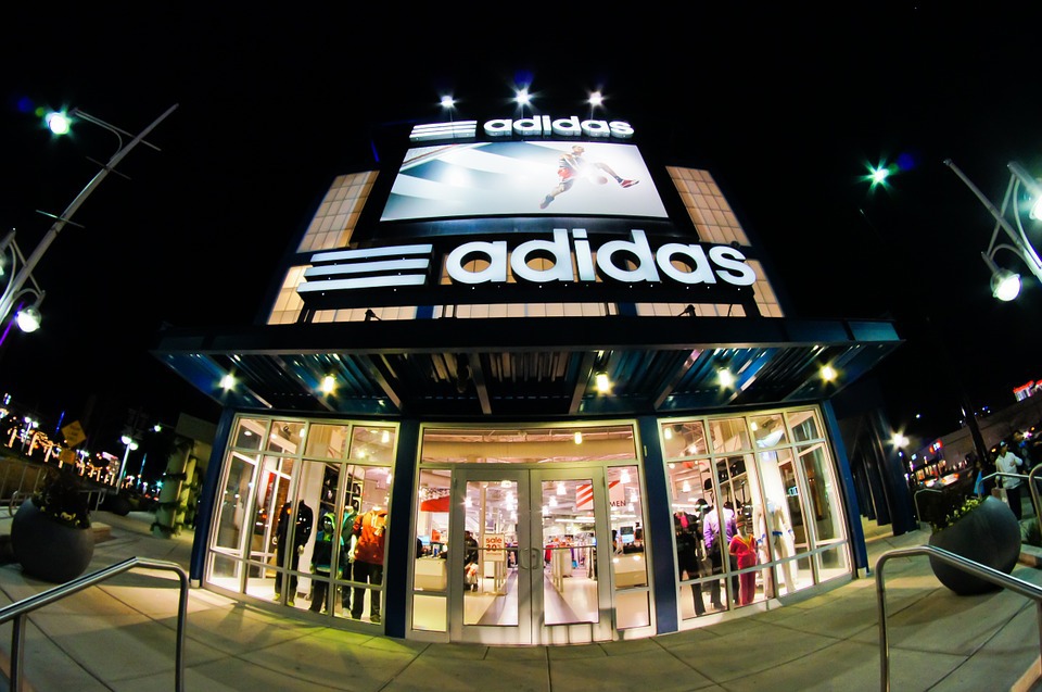 Compania Adidas, criticată pentru costumele de baie pentru femei prezentate de un bărbat