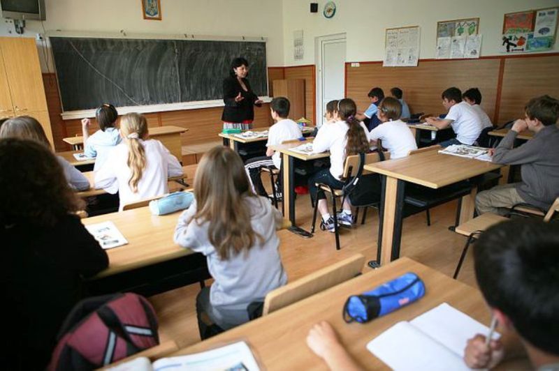 Acordarea BURSELOR de merit doar elevilor din școlile de stat, neconstituțională, susține CCR: „O discriminare nejustificată”