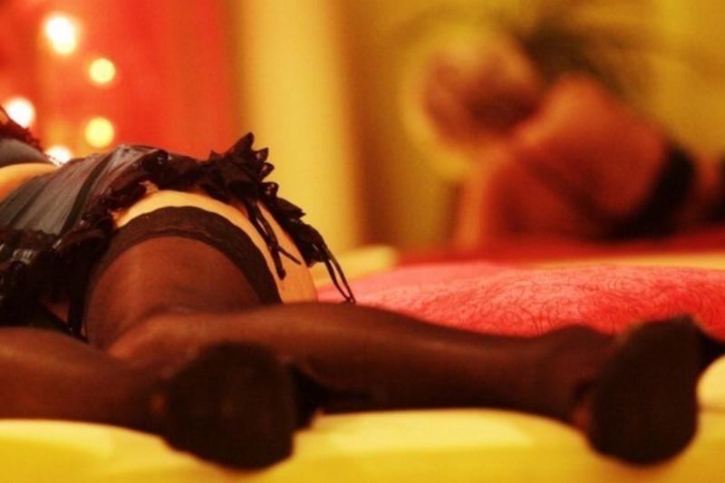 Prostituată condamnată după ce l-a AMENINȚAT pe un om de afaceri că va trimite soției lui un clip în care bărbatul apare în ipostaze compromițătoare