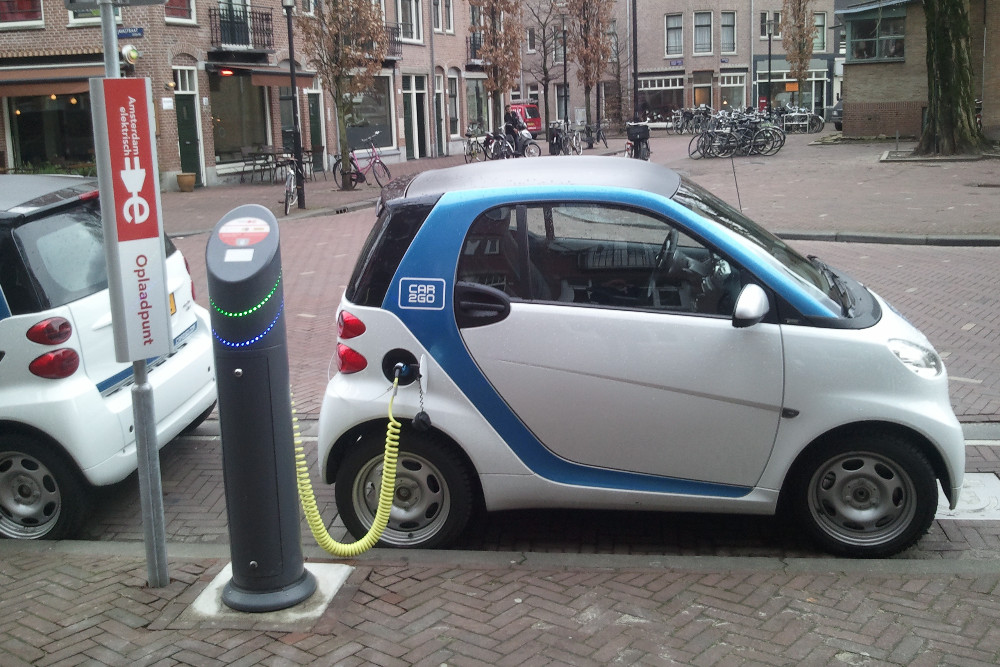 Orașul din România care va oferi GRATUIT electricitate pentru proprietarii de mașini electrice. Prizele vor fi montate pe stâlpii de iluminat