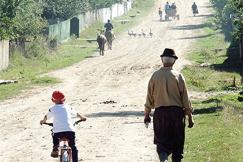 Există un județ în România unde mai mult de jumătate din populație nu muncește: „Am stat acasă, nu-mi bat capul pe trei lei”