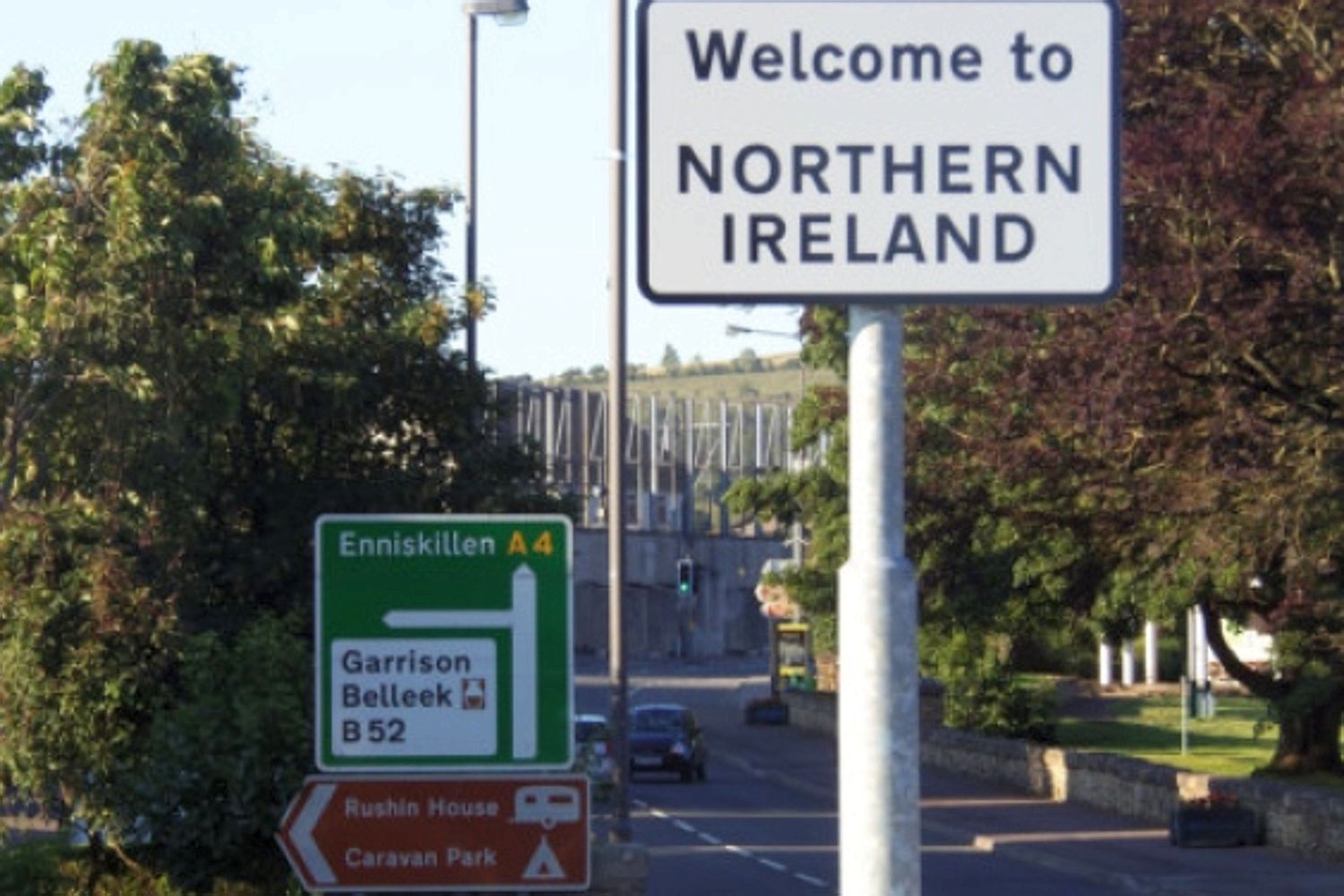 A doua seară de VIOLENȚE în Irlanda de Nord, după o tentativă de viol comisă de doi adolescenți români