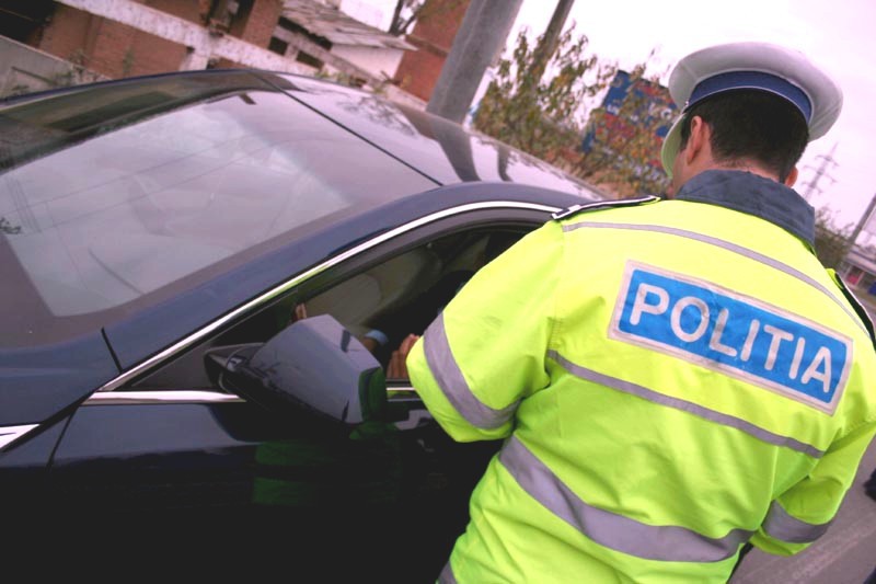 Dosarul ”Mită de la șoferi”. Polițiștii șpăgari din Bacău au fost prinși cu investigatori sub acoperire. Procurorii cer arestare preventivă pentru patru agenți