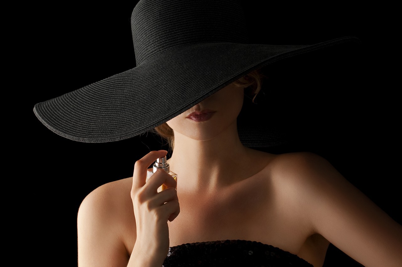 O femeie a murit după ce a mirosit un parfum. Ce substanță conținea și ce legătură ar avea cu Rusia