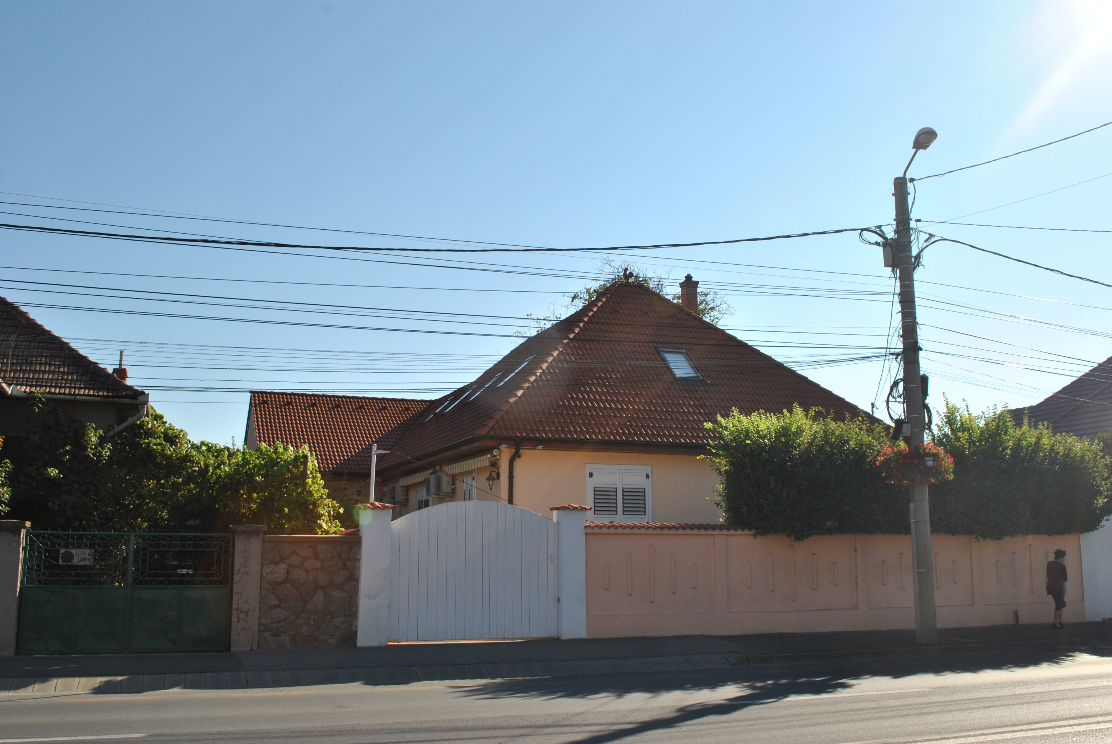 Cât costă să locuiești pe aceeași stradă cu Klaus Iohannis / Prețul EXORBITANT cu care se vinde o casă în zona unde stă președintele României
