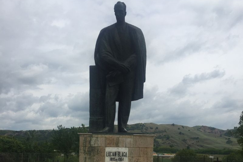 Autoritățile vor putea amplasa statui și monumente în curbe și intersecții. Legea a fost promulgată de președinte