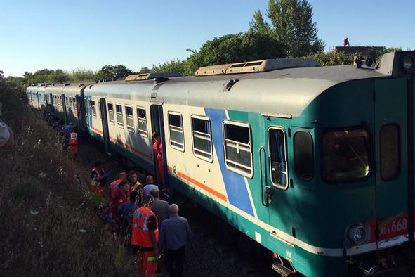 Un român a fost SALVAT de la moarte de polițiștii italieni. Bărbatul se întinsese pe șinele de cale ferată și aștepta să fie lovit de tren