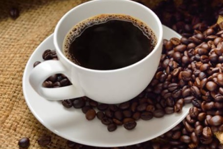 Lovitură pentru iubitorii de CAFEA. Licoarea „neagră” a dimineții ar putea dispărea. Oamenii de știință anunță noi componente în rețetă