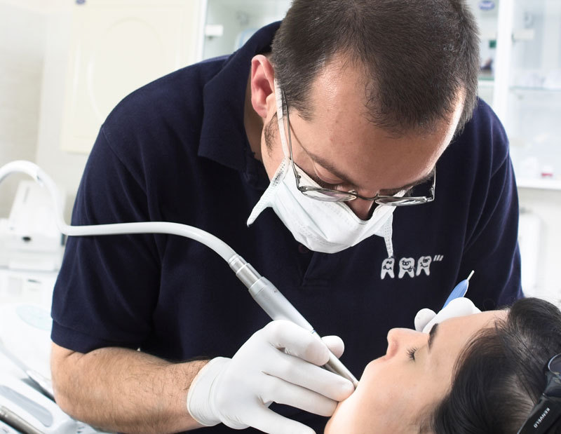 Studiu. Pandemia i-a îndepărtat pe români de dentiști. Jumătate nu merg nici măcar la un control anual