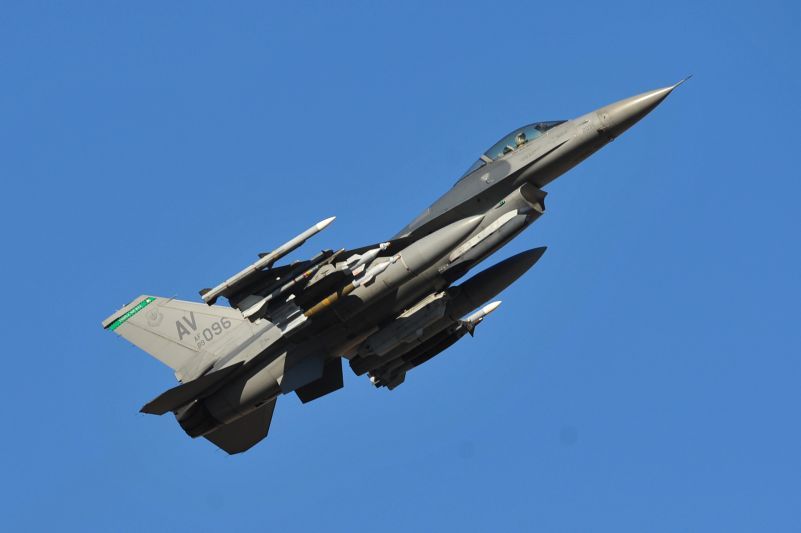 Exercițiu tactic inaugural al Escadrilei 48 Vânătoare cu avioane F16. România va apăra în curând flancul NATO cu trei escadrile