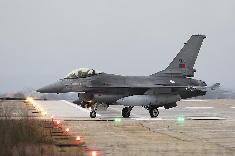 Escadrila 48 Vânătoare a României, în formație completă. Ultimul din cele F-16 Fighting Falcon a aterizat la Câmpia Turzii