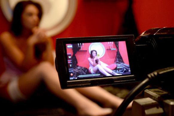 Proiect de lege: Saloanele de VIDEOCHAT trebuie să fie la distanțe mai mari de 1 km de școli și biserici / Pedepse pentru angajarea minorilor