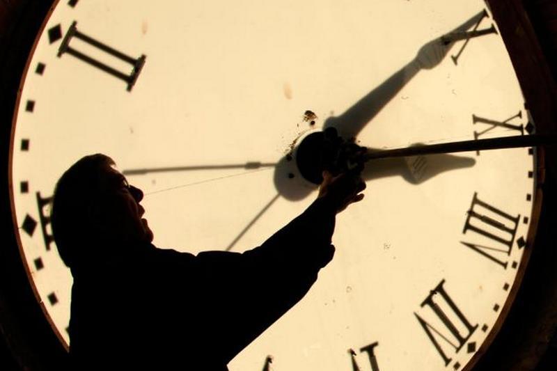 În această noapte, România trece la ora de iarnă. Ora 4:00 devine ora 3:00