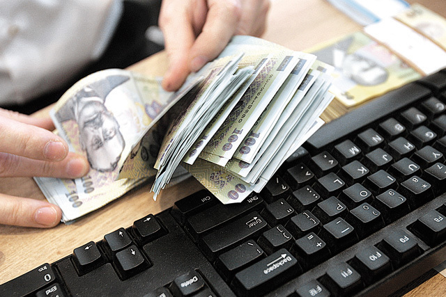 Românii scot mai mulți bani din buzunar! Indicele ROBOR creşte şi se apropie de 8%