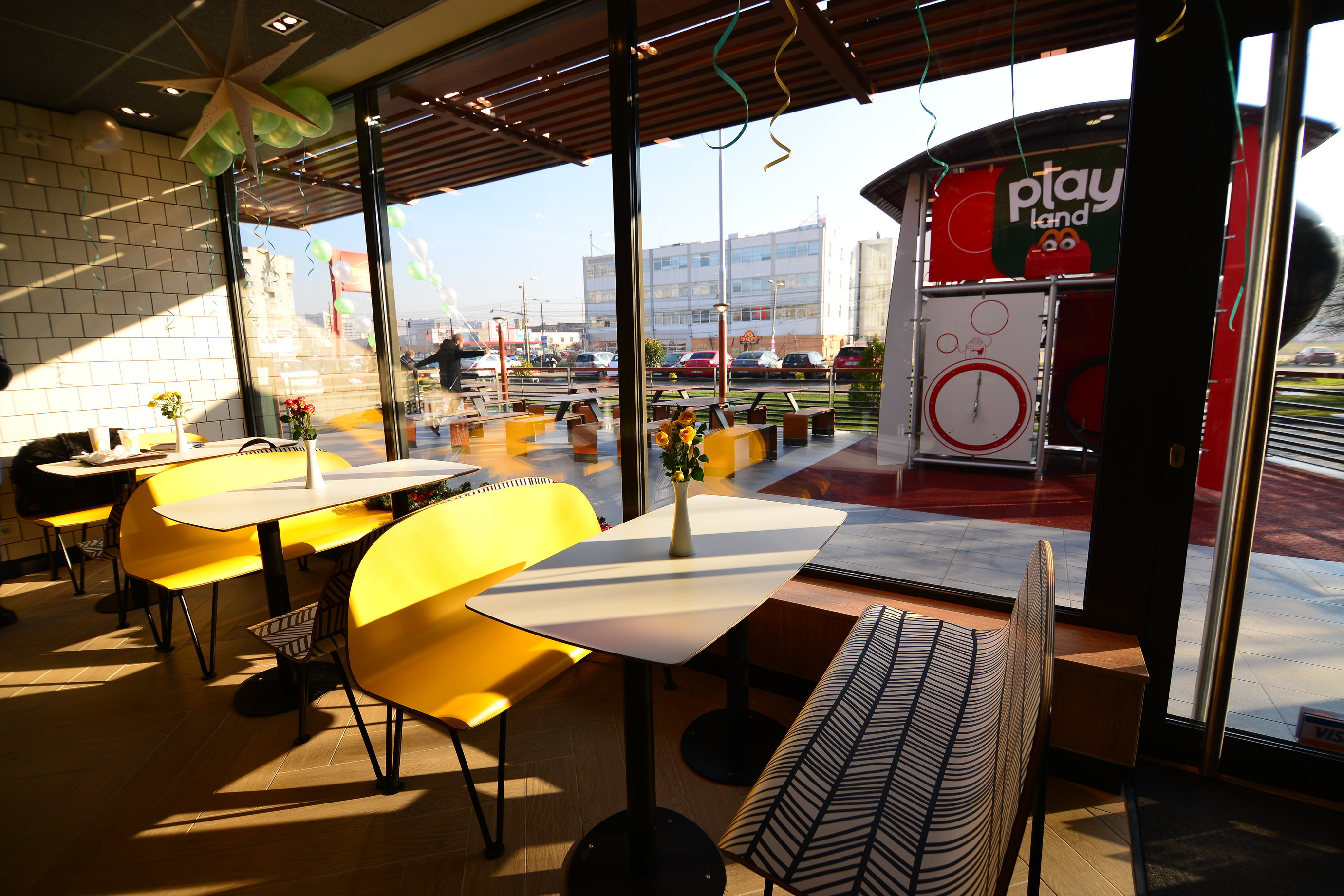 Situație BIZARĂ în România: Un bărbat a ajuns dator-vândut, după ce umbrela unui mare lanț de fast-food-uri i-a căzut în cap / Cum a fost posibil