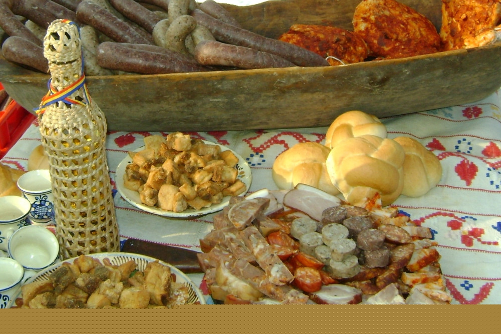 Mâncare tradițională „ca la mama acasă”, servită în curtea țăranilor / Ce sunt Punctele Gastronomice Locale, un concept TOT MAI CĂUTAT de turiști