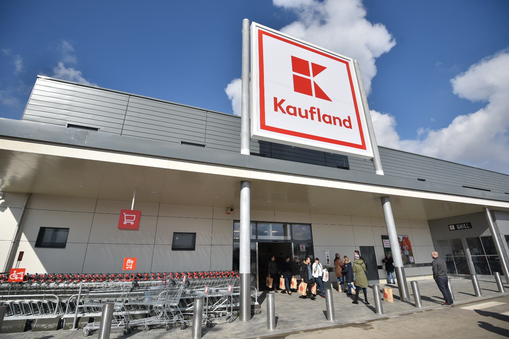 Excremente de rozătoare, un șoarece mort, insecte și larve, găsite de Protecția Consumatorilor la un Klaufland / Magazinul a fost ÎNCHIS temporar