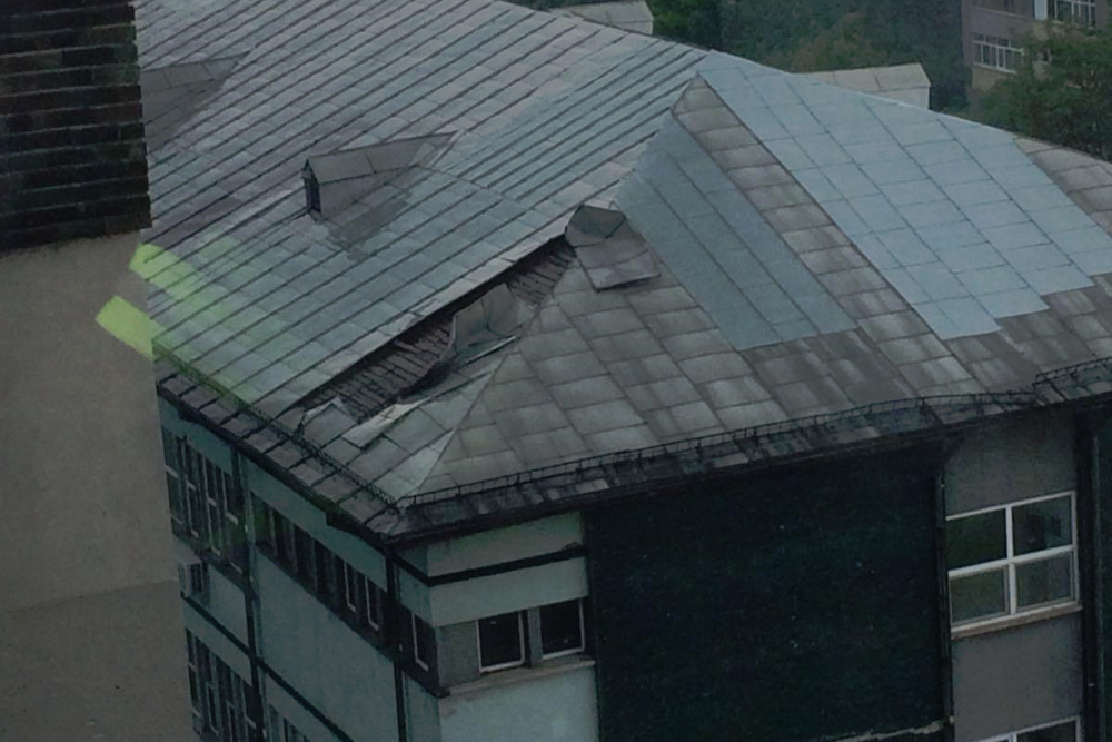 Un bărbat din Maramureș a murit, după ce a căzut de la aproximativ 5 metri direct pe beton. Victima se urcase pe o scară metalică, pentru a repara acoperișul unei case