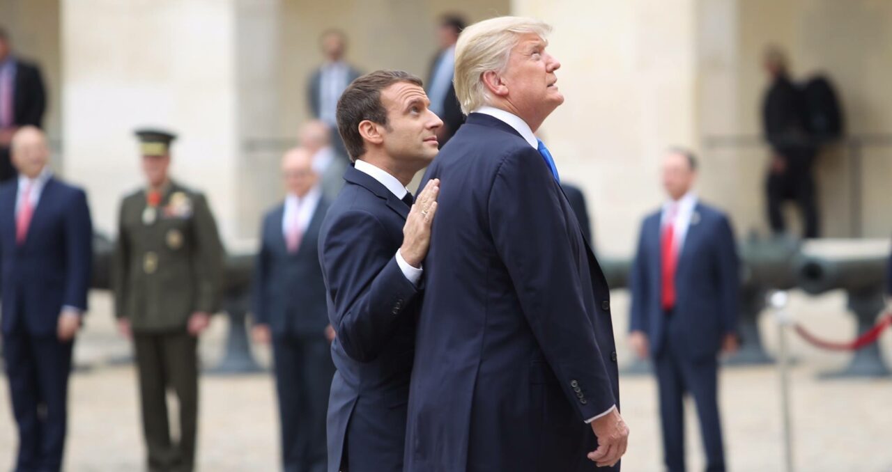 Donald Trump îl ACUZĂ pe Emmanuel Macron că îl lingușește pe omologul chinez
