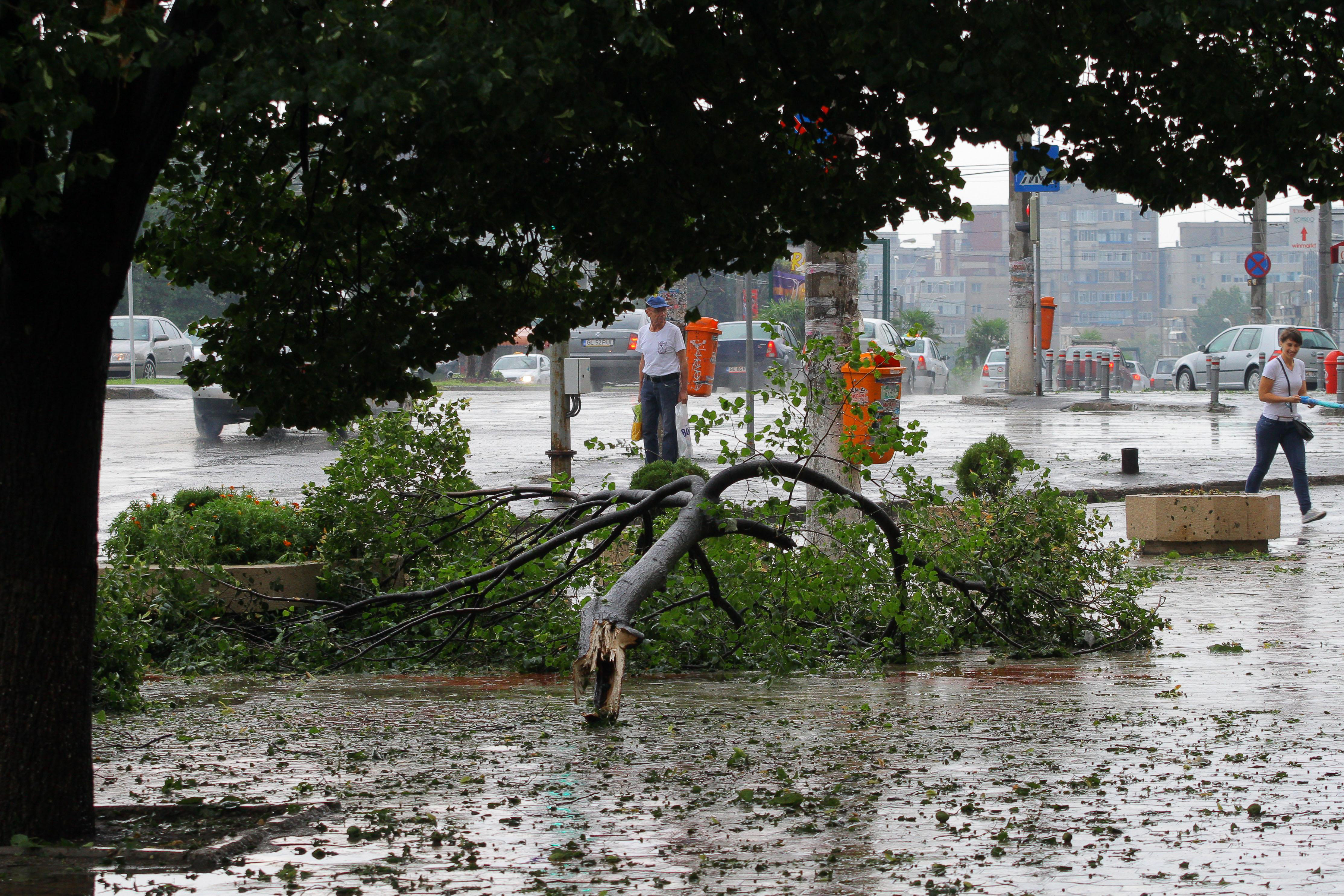Cod portocaliu de furtună, în mai multe localități din județul Ilfov. Patru avioane cu destinația București-Otopeni au avut probleme la aterizare, din cauza condițiilor meteo