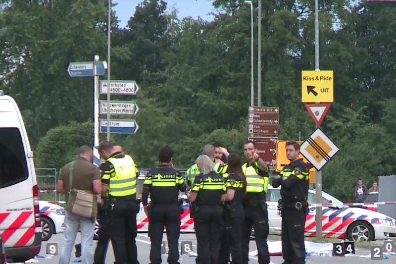 Luare de OSTATICI într-o cafenea din Olanda. Casele din zonă au fost evacuate