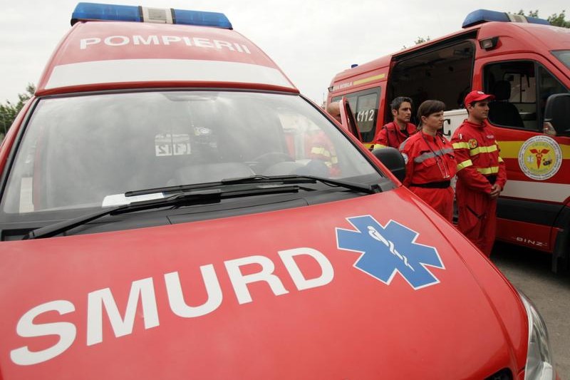 Doi copii au ajuns la spital după ce mama lor s-a urcat băută la spital. Femeia a intrat cu mașina într-un șanț