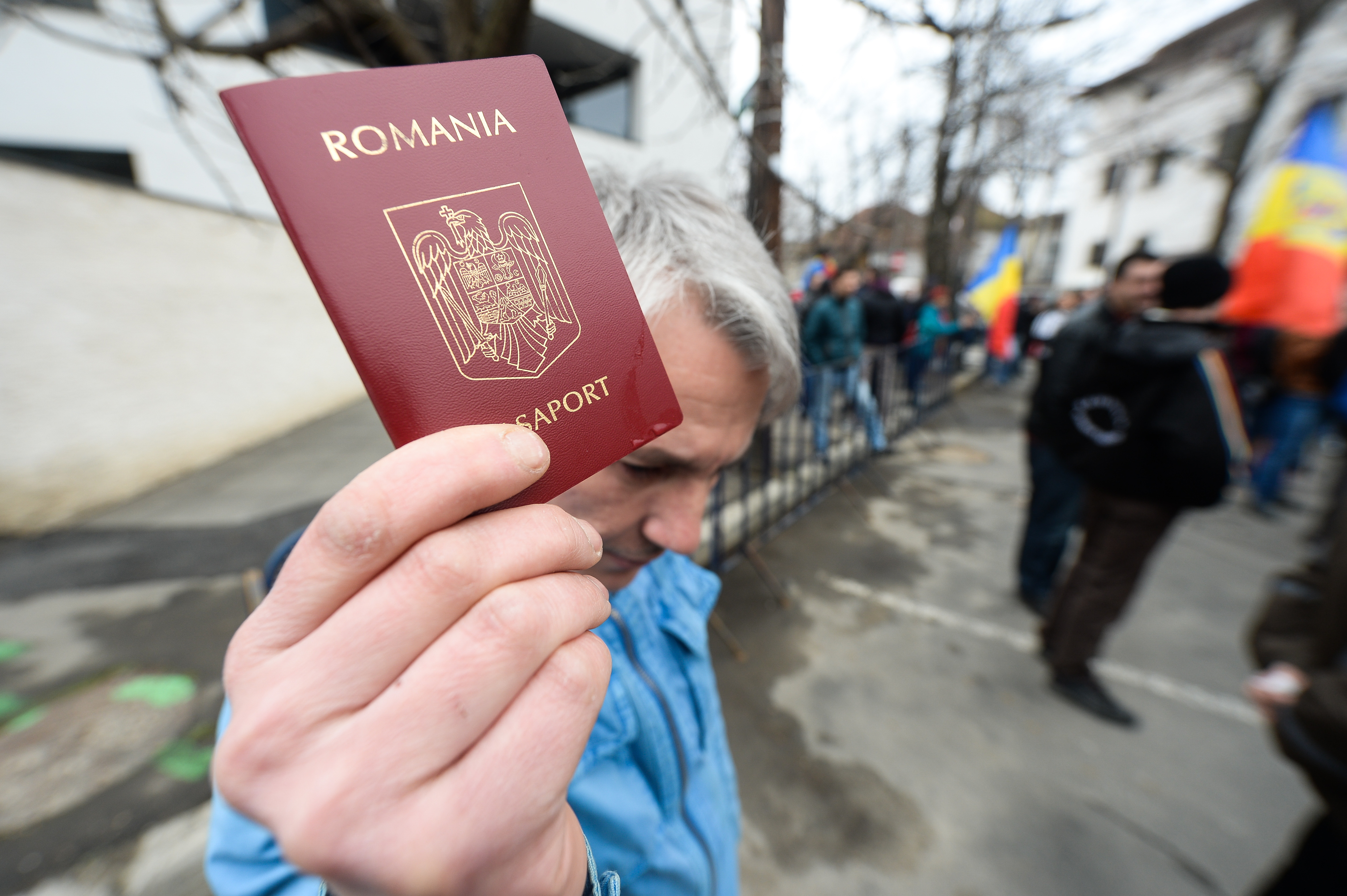 Românii stau la cozi ca să își facă pașaport, cererile au crescut cu peste 400%. Cum poți să îți faci mai repede pașaport și ce acte sunt necesare