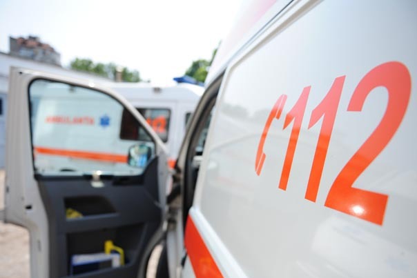 Un copil de 11 ani, ucis pe trecerea de pietoni de o ambulanță care îi acorda prioritate. Un TIR a spulberat autospeciala din spate