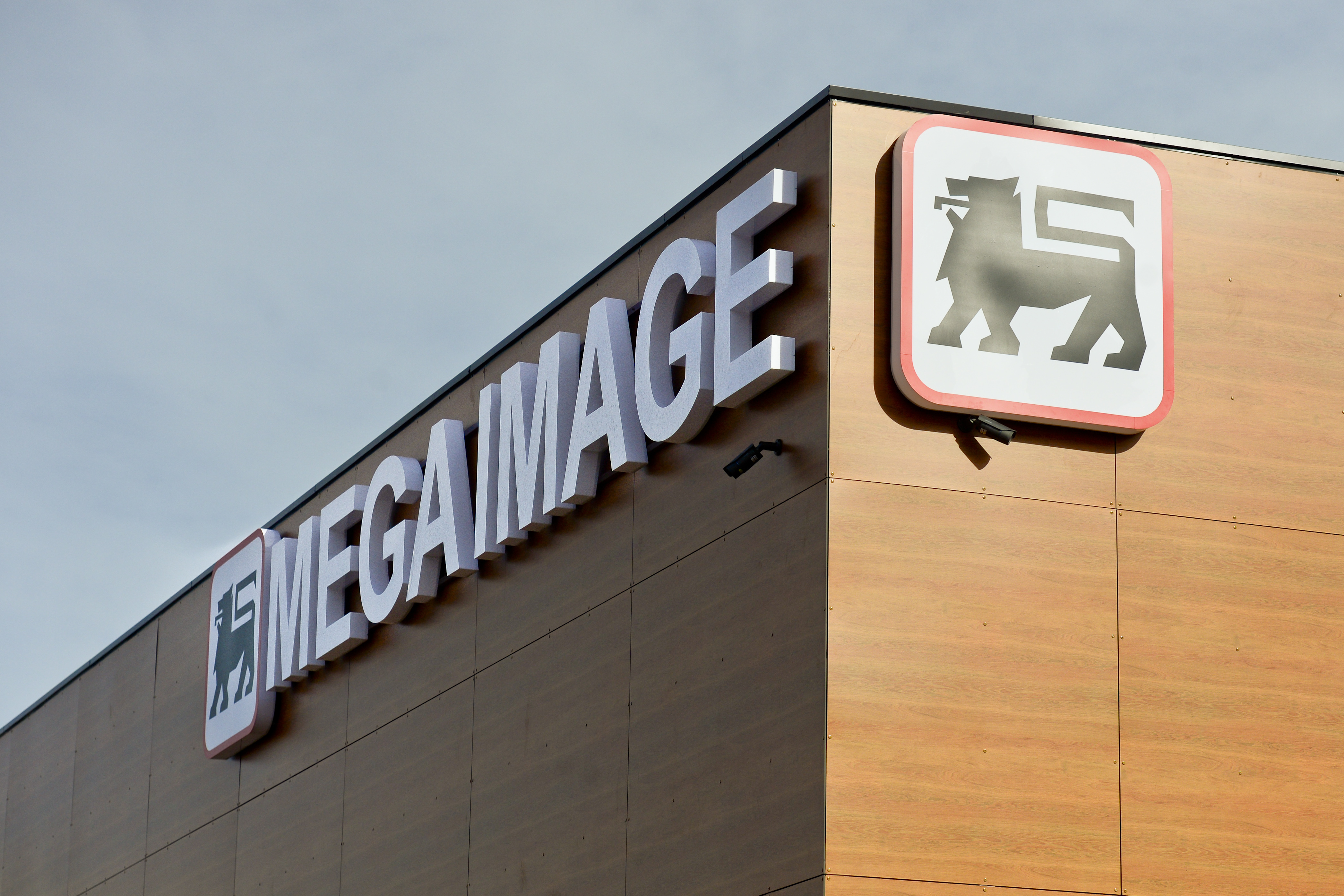 Mega Image preia Carrefour România?! „Se formează un OLIGOPOL”