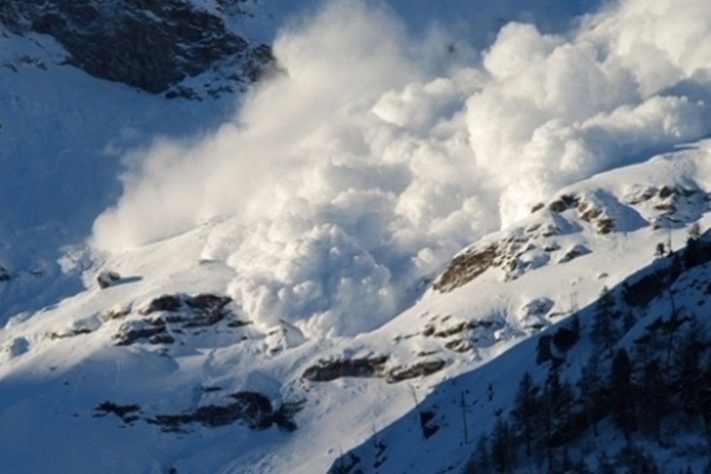 UPDATE | Trei turiști polonezi, surprinși de o avalanșă în Vârful Prislop. Unul dintre ei a murit