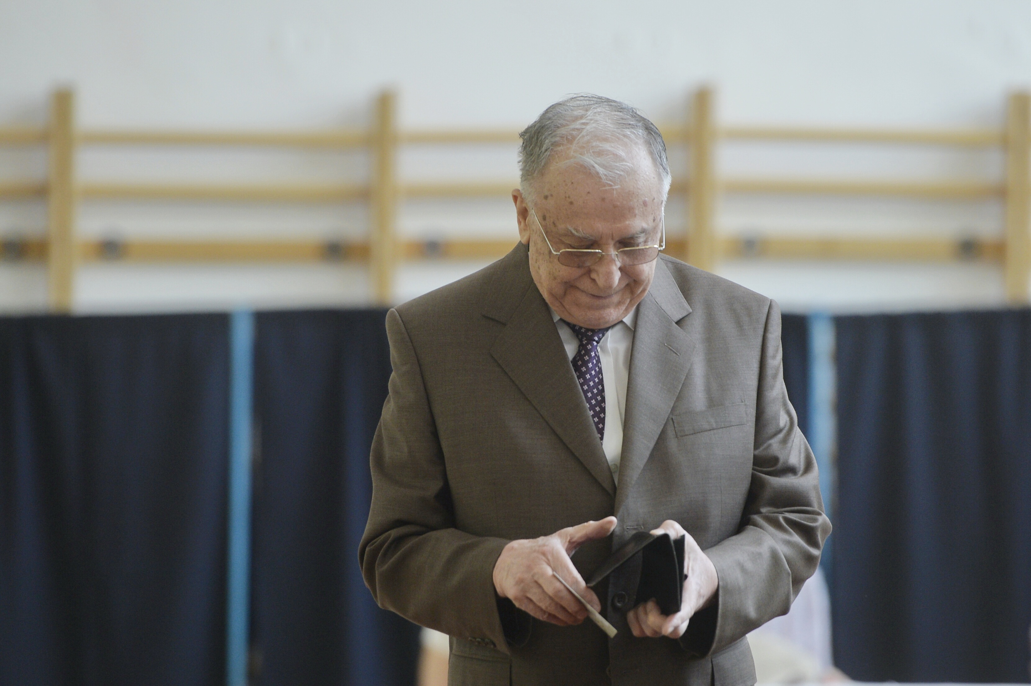 ION ILIESCU nu-și pierde încă drepturile de revoluționar. Ce au decis judecătorii de la Tribunalul București, la șapte luni după ce Guvernul a cerut retragerea certificatului de revoluționar al fostului președinte