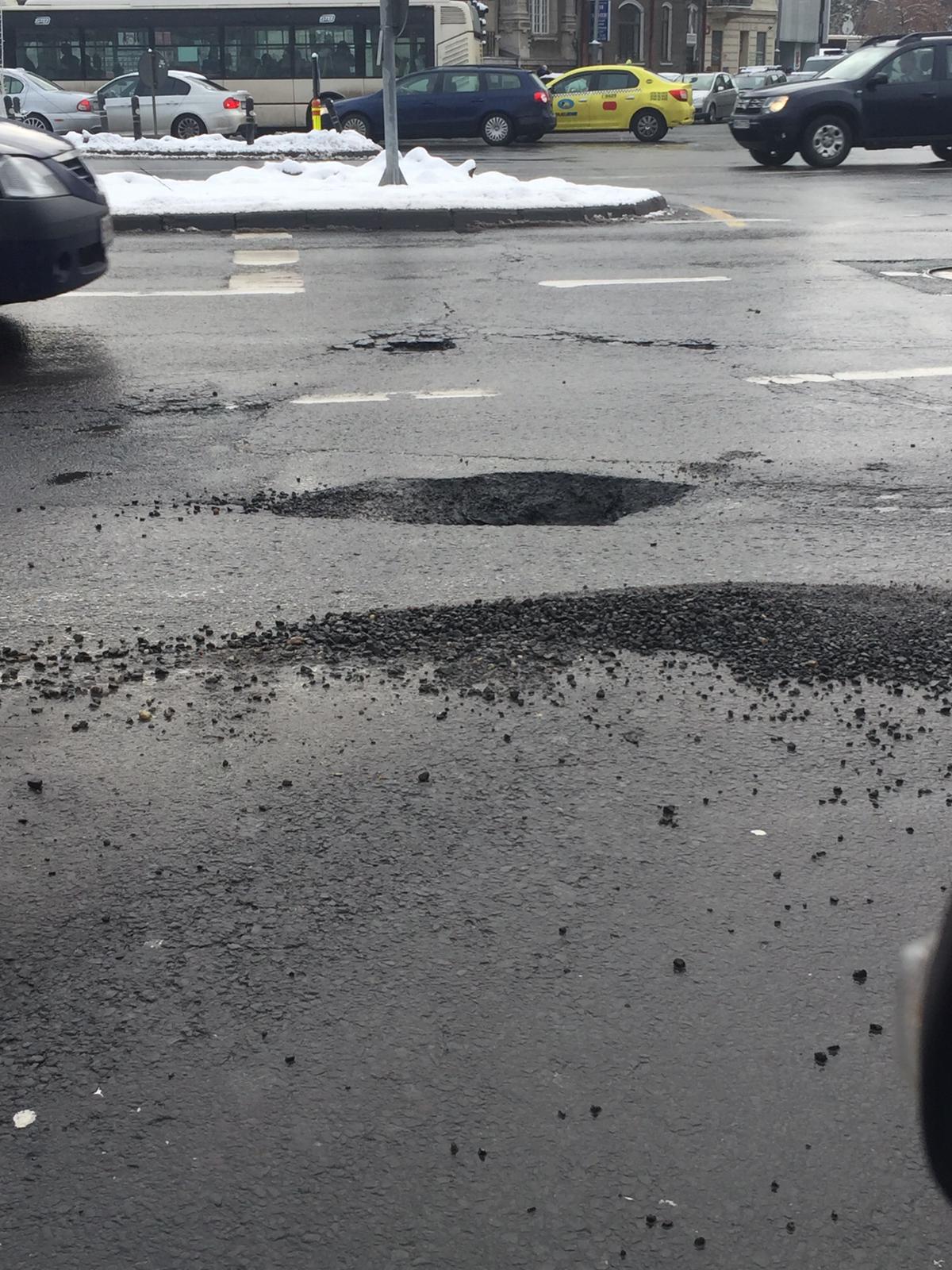 Ghid pentru șoferi. Cum să primiți DESPĂGUBIRI dacă vă avariați mașina din cauza drumurilor pline cu gropi