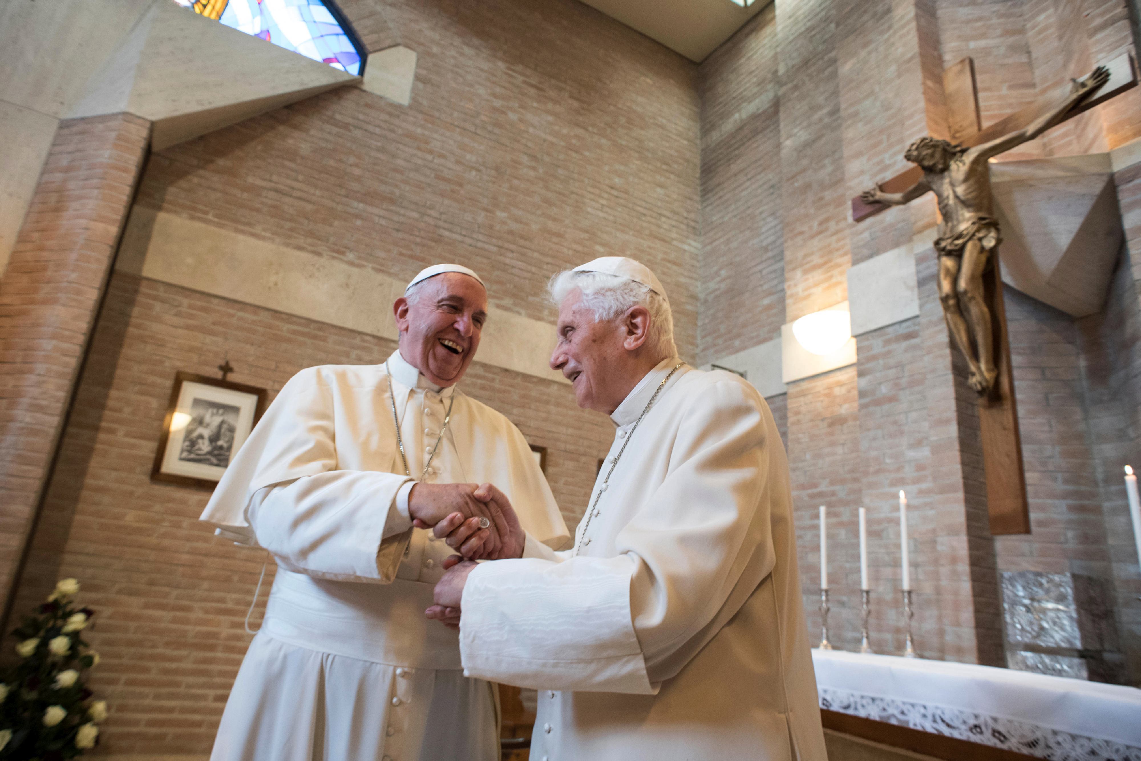 Papa emerit Benedict al XVI-lea: Momentele care i-au marcat viața și cariera și demisia sa istorică