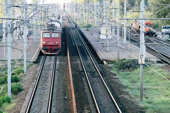 Un adolescent din Ploiești s-a electrocutat lângă șinele de cale ferată. Are arsuri de gradul 3 și 4 pe 70% din suprafața corpului