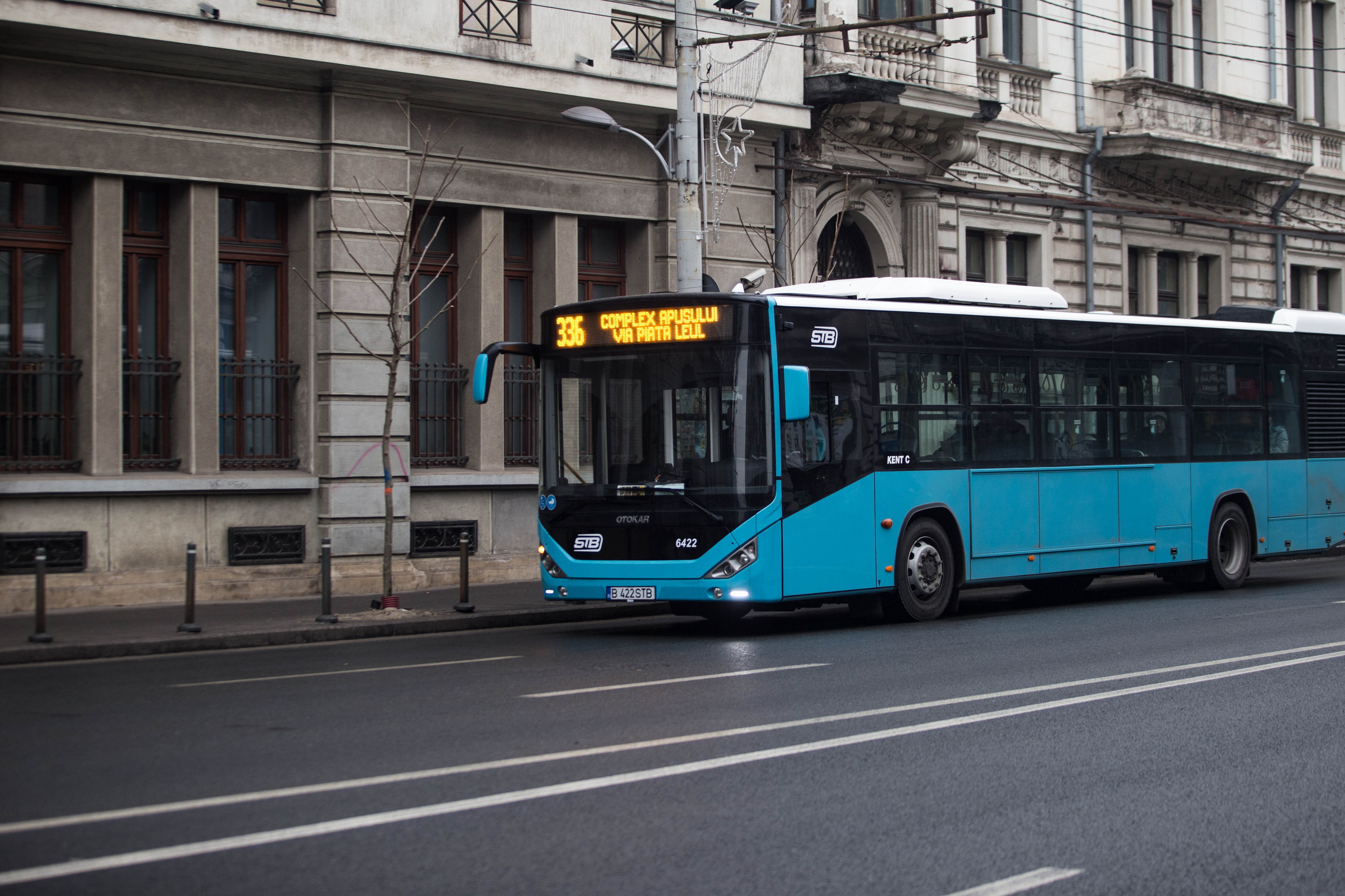 Societatea de Transport București: Mai multe vehicule sunt blocate în depouri şi autobaze. Sindicaliştii STB au întrerupt lucrul joi dimineaţa