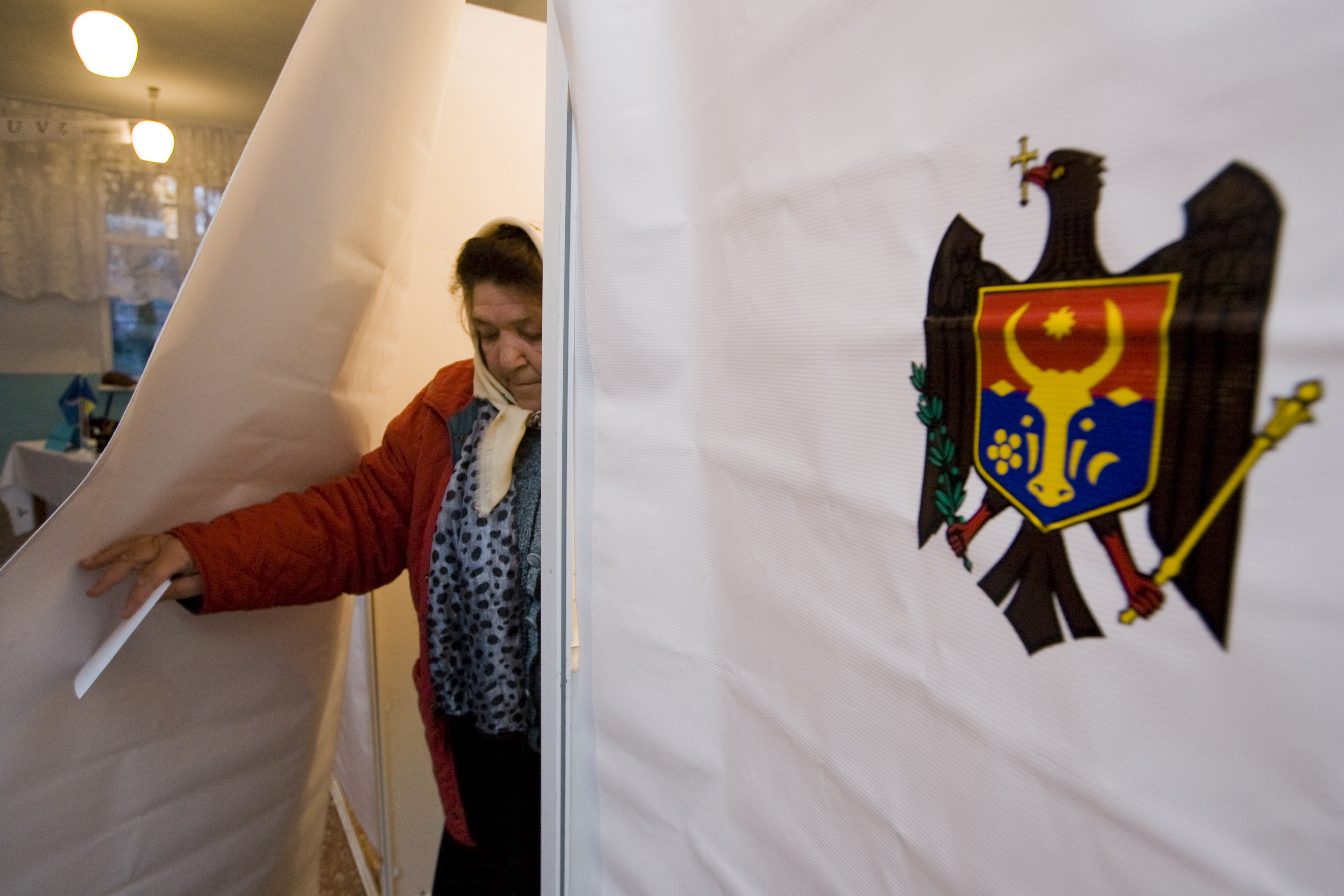 Alegeri în Republica Moldova. Electoratul din două localități, nevoit să voteze în corturi militare