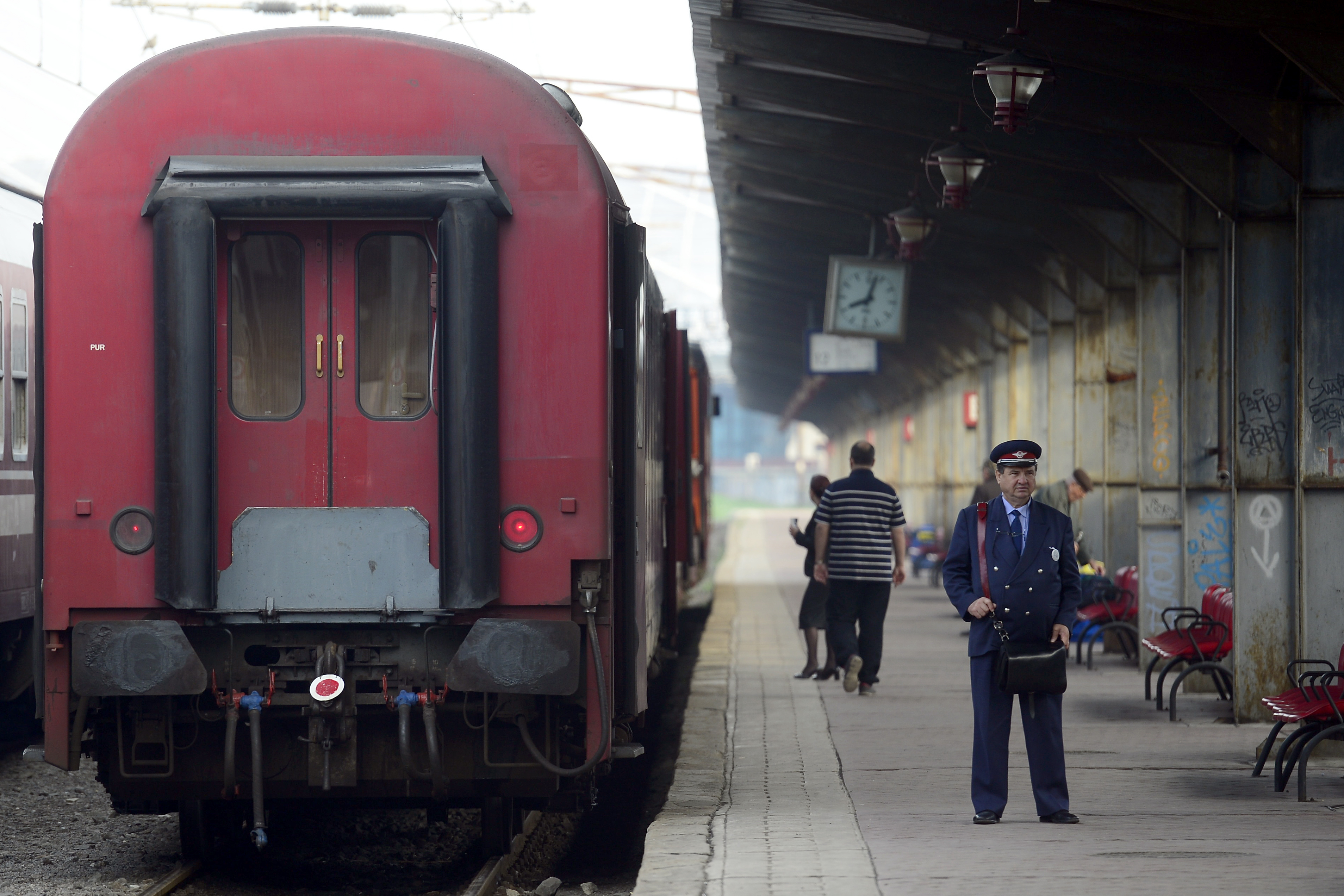 Experiență HALUCINANTĂ pentru călători, pe ruta Braşov – Bucureşti Nord. Trenul a fost atacat cu pietre, un geam spart / Patru trenuri vor fi anulate